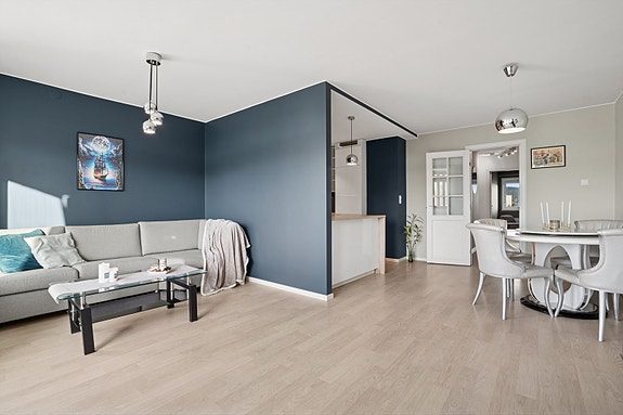 Stuen er romslig med god plass til sofagruppe og spisegruppe.
