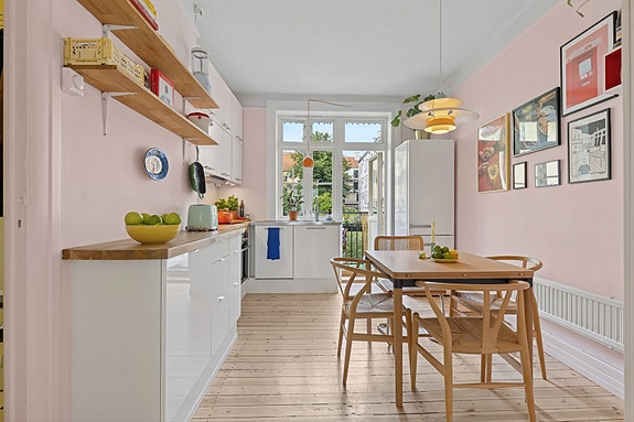 Boligen har originale tregulv som ble slipt og lakkert i 2024.