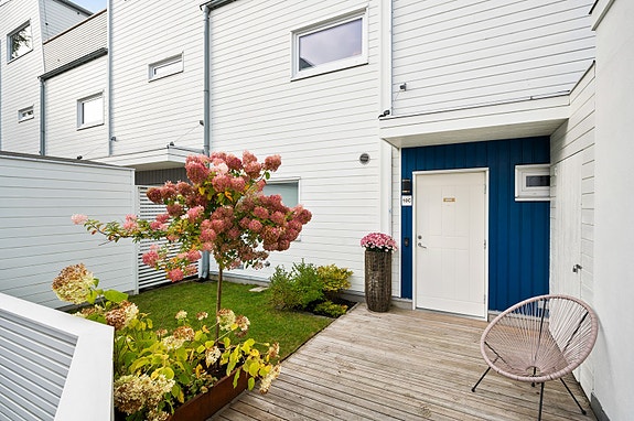 Velkommen til Sogstikroken 10c - hyggelig inngjerdet inngangsparti med morgensol og diverse beplantning