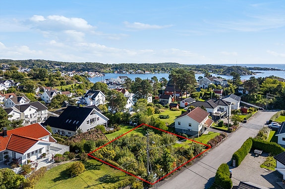 En flott og sentrumsnær tomt i et veletablert og fredelig boligfelt.