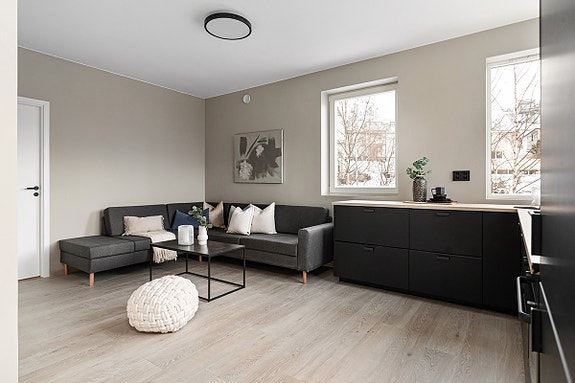 Velkommen til Innherredsveien 91! Eksklusiv og topmoderne leilighet med svært attraktiv beliggenhet. Stuen har blitt enda større etter at bildet ble tatt da rommet bak sofa er revet og inkludert i fellesareal. Stuen er dermed 10 kvm større enn på bilde.