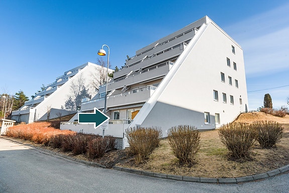 Megler Fabian Robertino (92117474) presenterer denne fine 3-roms terrasseleiligheten med vestvendt utsikt og kveldssol!