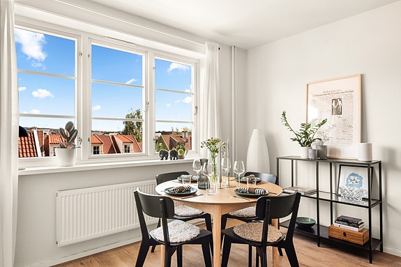 Velkommen til Maridalsveien 64C - en lys og delikat 2-roms med nydelig utsyn mot vakker trehusbebyggelse!