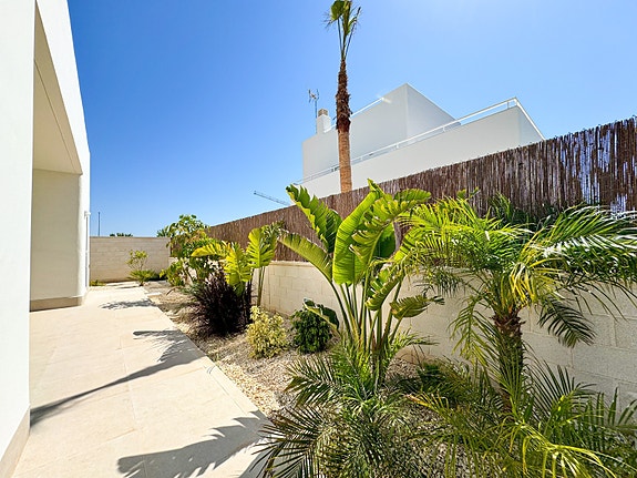 Klar for innflytting | Villa med privat basseng og takterrasse | Romslig planløsning - 3 soverom og 3 bad