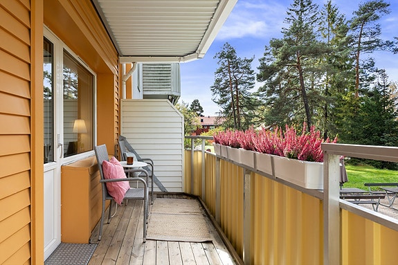 Dette er en innbydende og attraktiv 3-roms leilighet i høy 1. etasje, med en svært ettertraktet og solrik beliggenhet på Oppsal i et rolig og trafikkskjermet boligområde.