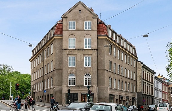 Ullevålsveien 16 A - Hjørneleiligheten ligger i 2. etg. (første hvite vindusrekke)