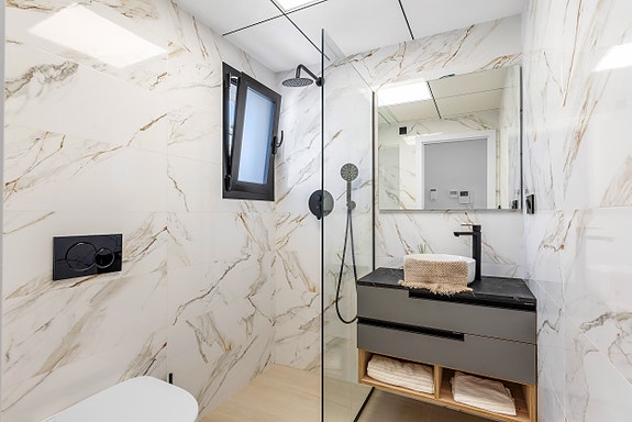 Moderne leilighet med 3 soverom og 2 bad - Stor terrasse - Leveres møblert og klar til innflytting - Turistlisens