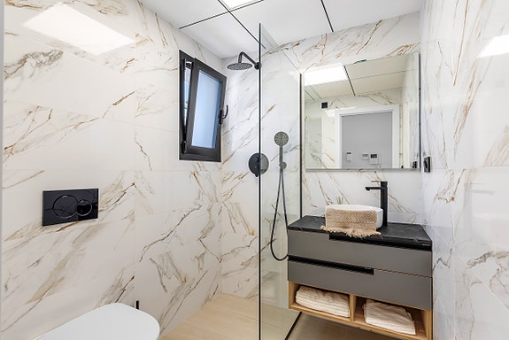 Penthouse med stor takterrasse, utsikt til La Mata-lagunen og tilgang til spa, gym og bassengområde - Turistlisens