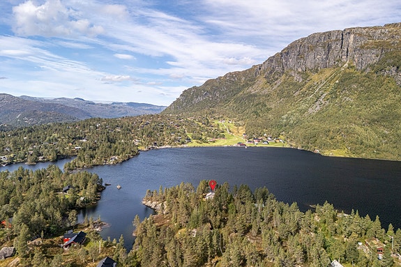 Velkommen til Løyningsosen 54! Sjelden eiendom med lang vannlinje til Løyningsvannet