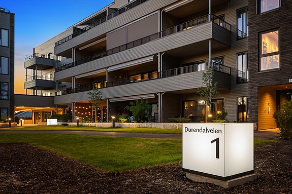 Velstelt og innbydende fasade med pent opparbeidet uteområde.