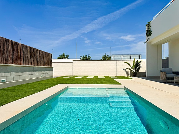 Nøkkelferdig villa | Privat basseng og takterrasse | Romslig planløsning - 3 soverom og 3 bad