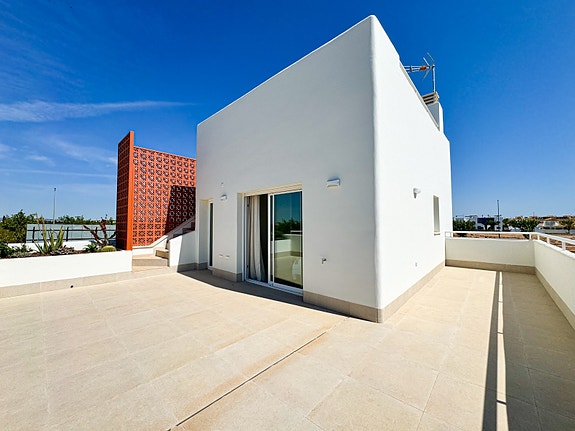 Nøkkelferdig villa | Privat basseng og takterrasse | Romslig planløsning - 3 soverom og 3 bad