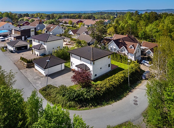 Velkommen til denne solrikt beliggende eneboligen i Kirkemarka 4!