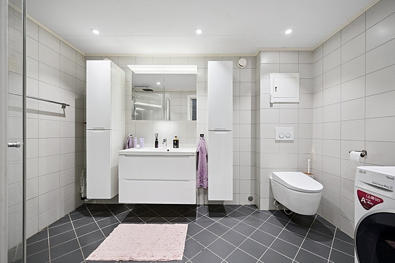 Delikat flislagt baderom pusset opp i regi av borettslag i 2016