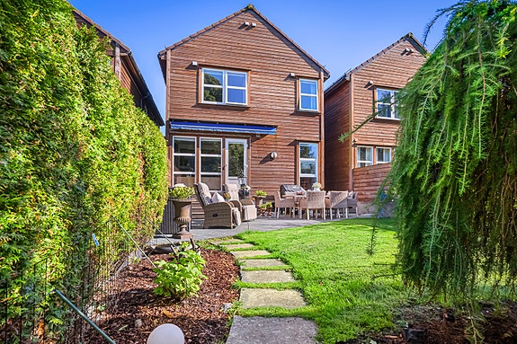 Velkommen til Tennisveien 4 - en lekker og oppgradert enebolig i rekke på Tjensvoll.