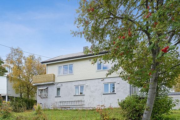 Eiendomsmegler 1 v/megler Bente Norhild Larsen ønsker velkommen til Hagebyveien 56 - en velholdt enebolig med utleiedel(ikke søkt godkjent) -Foto: EFKT