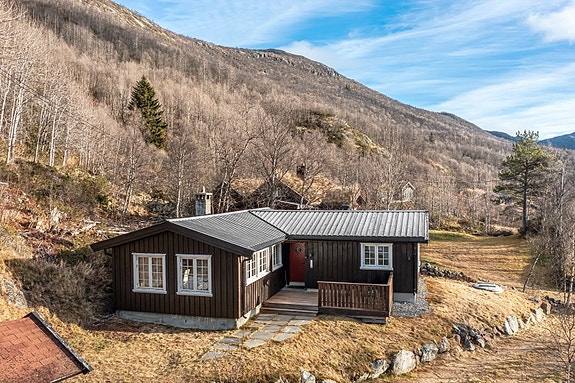 Grøndalsvegen 964 er en meget familievennlig hytte i naturskjønne Grøndalen - Fantastisk beliggenhet med alt fjellet byr på rett utenfor døren!