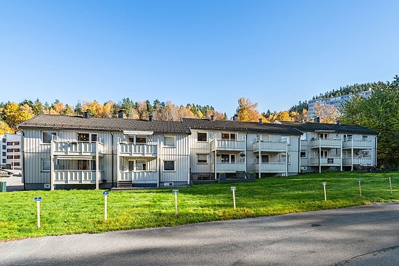 Eiendommen ligger i umiddelbar nærhet til skog og mark!