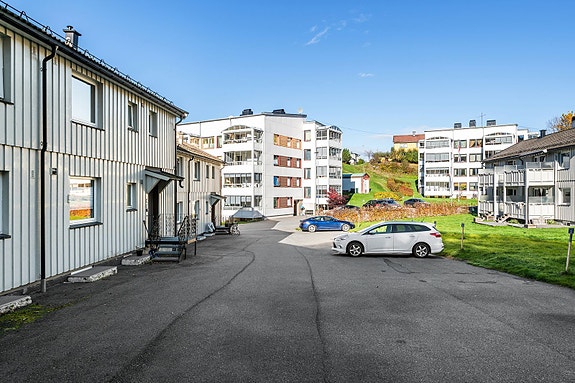 Pene fellesarealer, med leiligheten medfølger én biloppstillingsplass.
