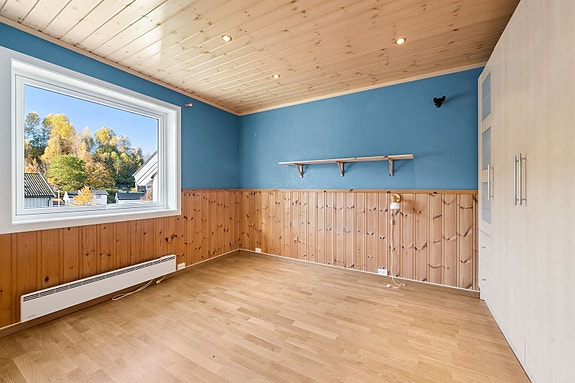 Soverom med god plass til garderobeskap, seng og nattbord.