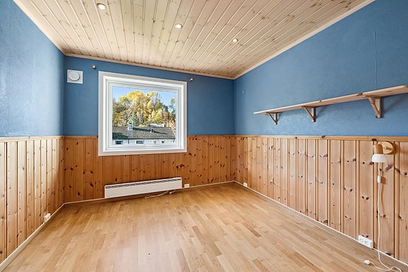 Soverommet har godt lysinnslipp i tillegg til downlights i tak.