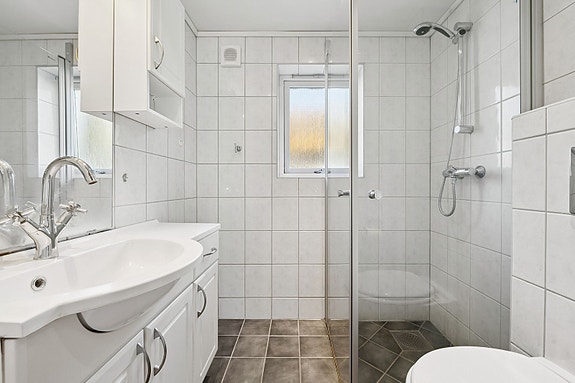 Pent og lyst baderom renovert i 2006.