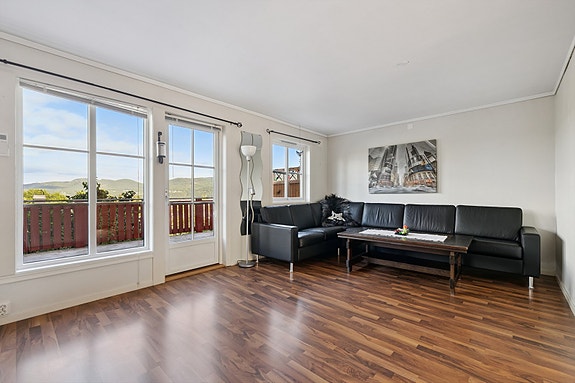 Store og vindusflater som sikrer godt med naturlig lys