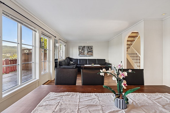 Stue med plass til diverse møblement