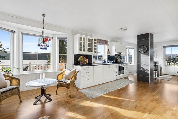 Velkommen til en flott enebolig med sjarmerende beliggenhet!