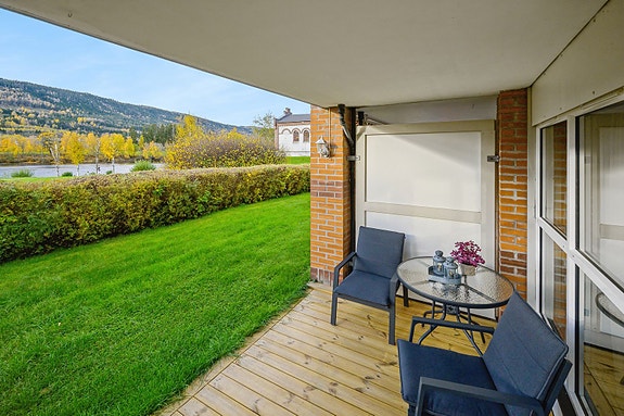 Terrasse med gode solforhold og nærhet til vakre turstier langs Drammenselva.