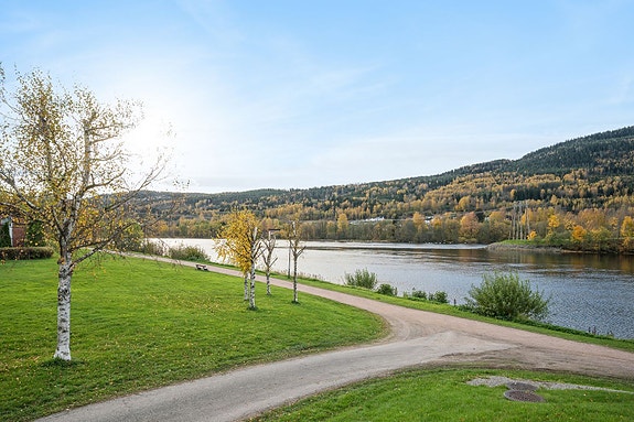 Nærområde med flotte turstier langs Drammenselva og grøntområder.