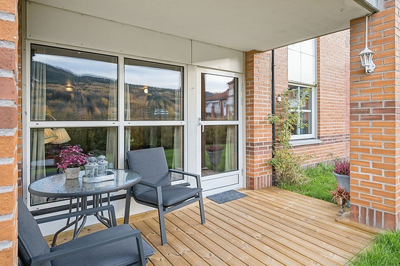 Terrasse med gode solforhold og lett adkomst fra stue.