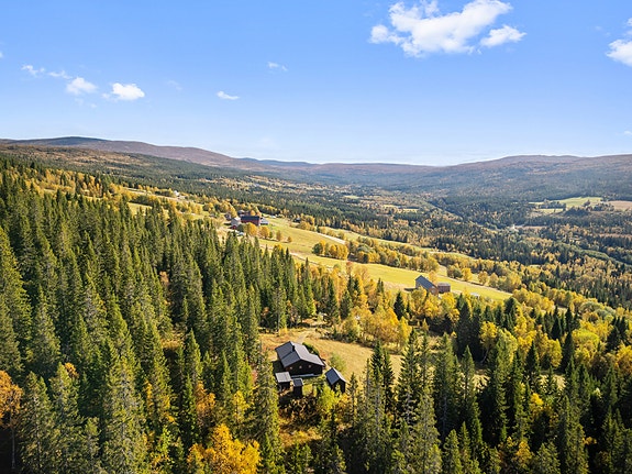 Velkommen til Nordaunvegen 140, presentert av Stian Konstad v/ Eiendomsmegler 1!
(Foto: Interiørfoto, Haukdal)