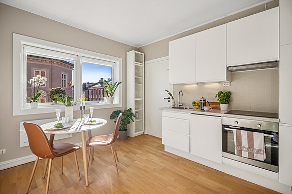 Stine Louise Opstadmo v/ DNB Eiendom ønsker velkommen til Sannergata 24 - en lys, moderne og arealeffektiv 2-roms med perfekt beliggenhet på populære Øvre Grünerløkka.