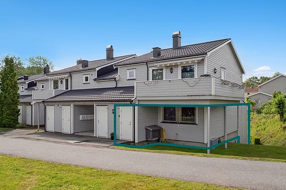 DNB Eiendom v/Veronika Bjønnes har gleden av å presentere en innholdsrik og pen bolig over to plan med hjørnebeliggenhet og hage på Frydenlund.