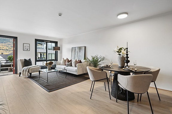 Stor lys stue med utgang til balkong og god plass til møblering