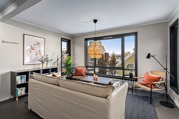 Biblioteket er en hyggelig stue der man kan lese en god bok, ha den gode samtalen eller ha felles litteraturkvelder..