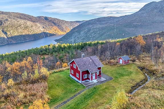 Velkommen til Sildvikdalen 6! Fritidsbolig med helårsvann, strøm og vei. Fotograf: Kalle Punsvik