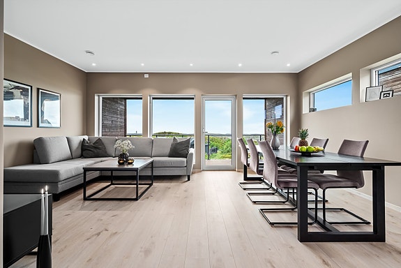 Velkommen til Grindfarveien 42C - Et innbydende rekkehus fra 2022 med gjennomgående moderne standard.