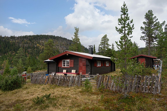 Velkommen til Fetjalie 59! Her får du tradisjonell hytteidyll med moderne oppgraderinger som nytt tak, kjøkkeninnrening og innlagt strøm fra 2021.