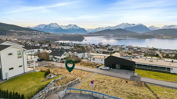 Krogsveen Sunnmøre v/ Daglig leder Preben Willmann har gleden av å presentere en flott sydvendt boligtomt beliggende i attraktivt boligområde på Øvre Åse