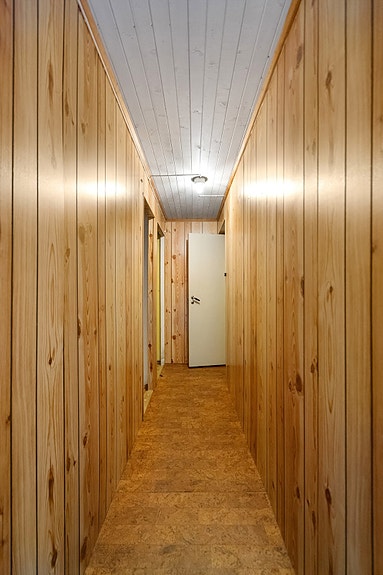 Gang kjelleretasje med adkomst til ulike rom