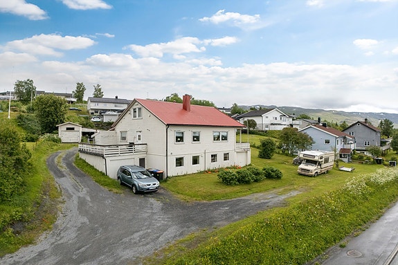 Eneboligen har en romslig tomt med gode parkeringsmuligheter og garasje