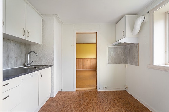 Lyst og praktisk kjøkken med god skapplass (Rommet er ikke godkjent og omsøkt for varig opphold)