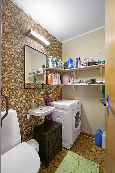 Vaskerom kombinert med toalett - funksjonelt rom med vask, toalett og opplegg for vaskemaskin