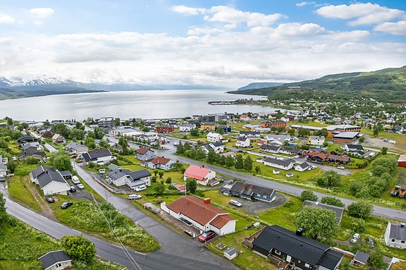 Denne eiendommen byr på sentral beliggenhet, hvor man har gangavstand til dagligdagse fasiliteter