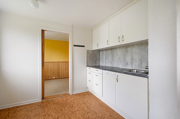 Kjellerkjøkken med god benkeplass (Rommet er ikke omsøkt og godkjent for varig opphold)