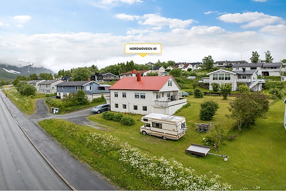 Eneboligen har en praktisk og sentral beliggenhet i Bjerkvik med kort vei til dagligvarebutikk, skole og barnehage