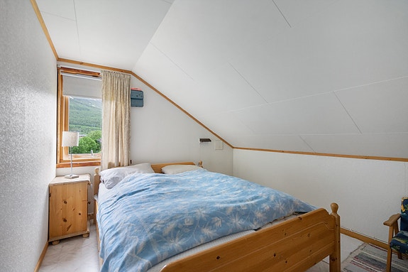 Det er to soverom i loftetasje