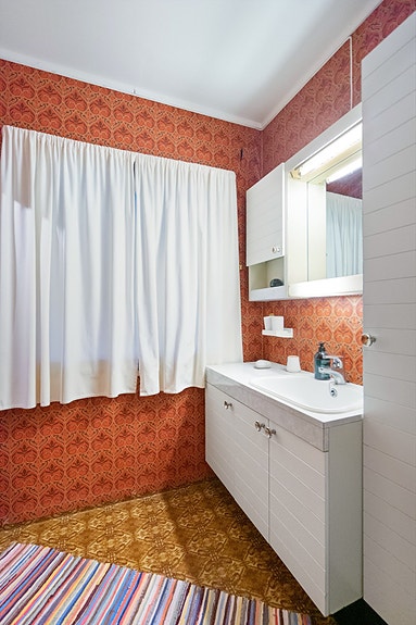 Romslig bad med servantinnredning og godt med skapplass